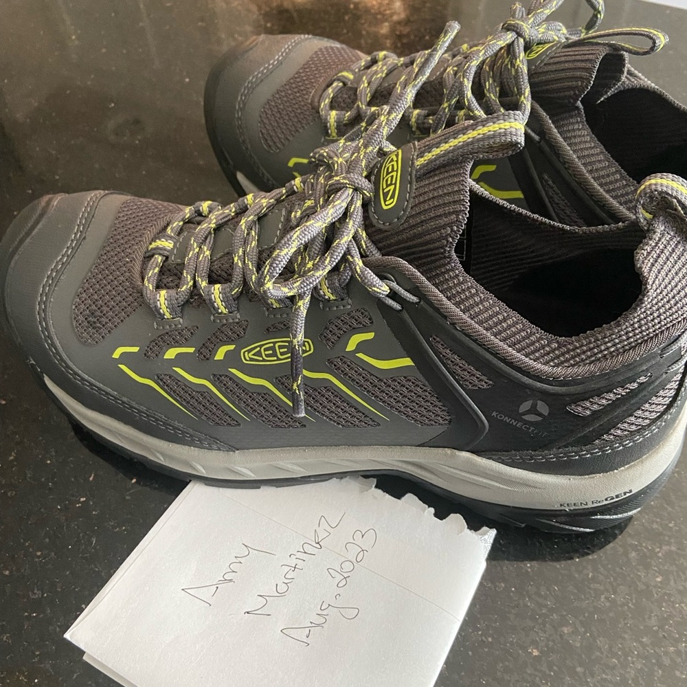 Women’s steel toed keen work shoes